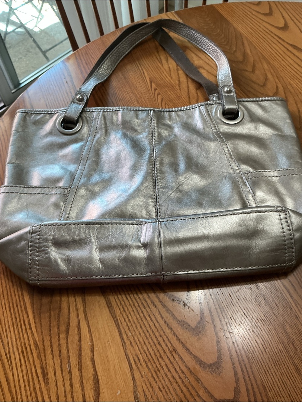 Fossil Metallic Silver Leather Tote Bag - Stylish Everyday Shoulder Bag - Picture 4 of 6